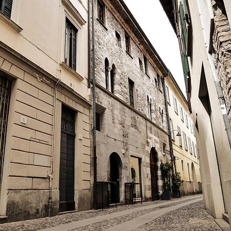 Casa Del Pittore - Elegante Appartamento Del 1200 - Centro Storico Como Eksteriør billede